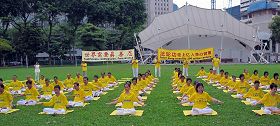 法轮功学员在演示功法